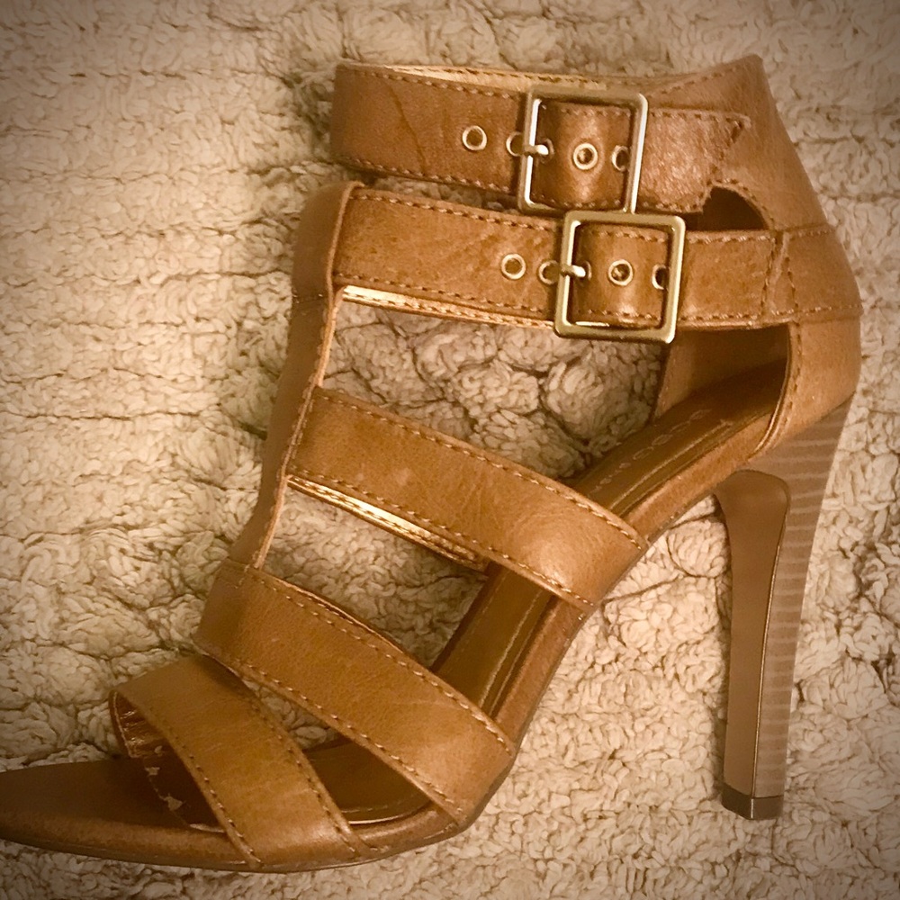 BCBG strappy stilettos size 7.5, never worn!